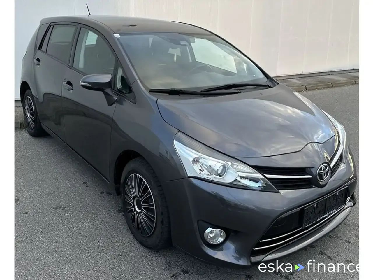 Leasing Hatchback Toyota Verso 2017