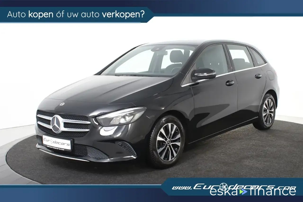 Lízing Hatchback MERCEDES B 180 2019