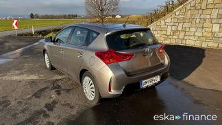 Lízing Sedan Toyota Auris 2013