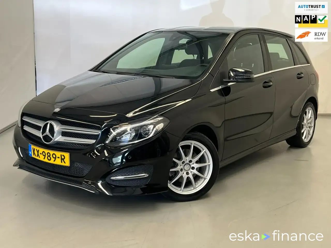 Financování Hatchback MERCEDES B 180 2016