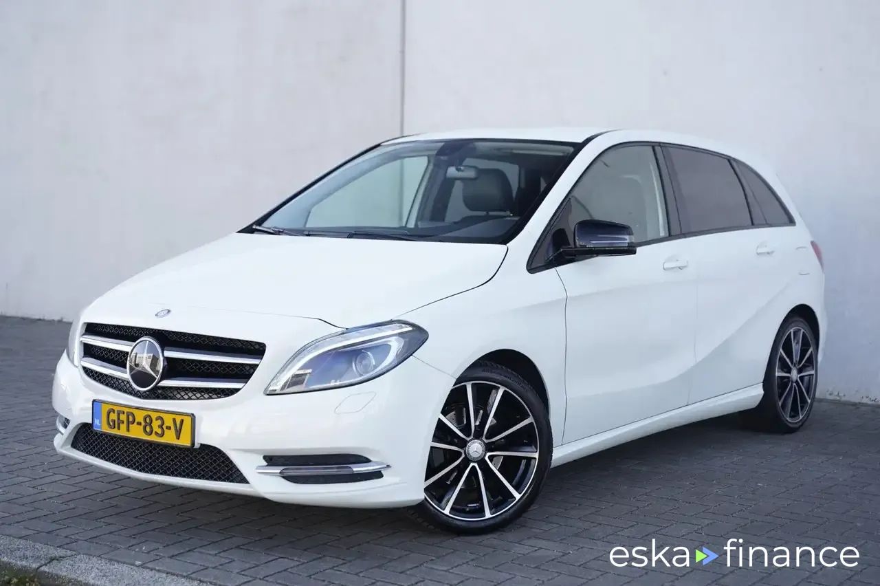 Lízing Hatchback MERCEDES B 180 2013