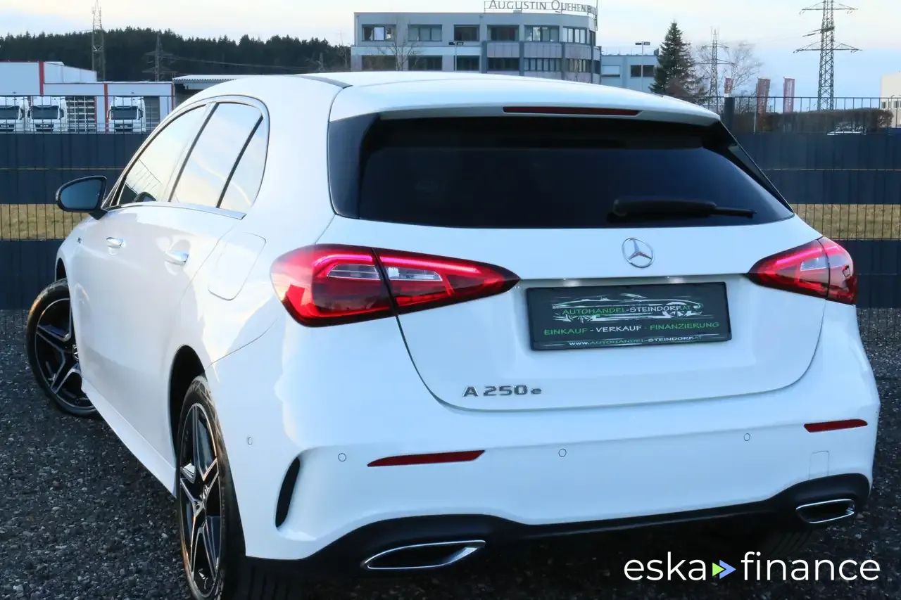 Lízing Hatchback MERCEDES A 250 2020