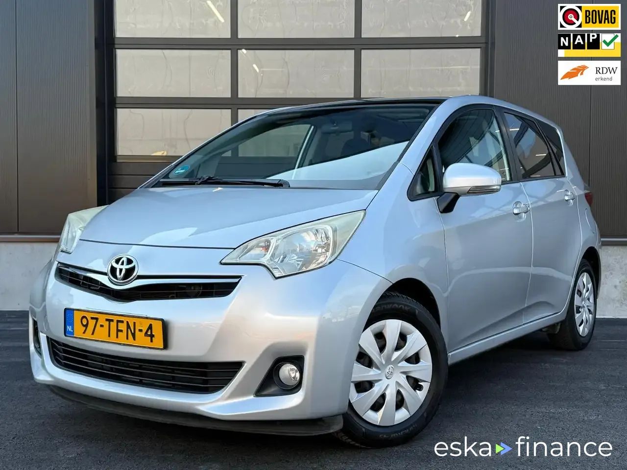 Lízing Hatchback Toyota Verso-S 2012
