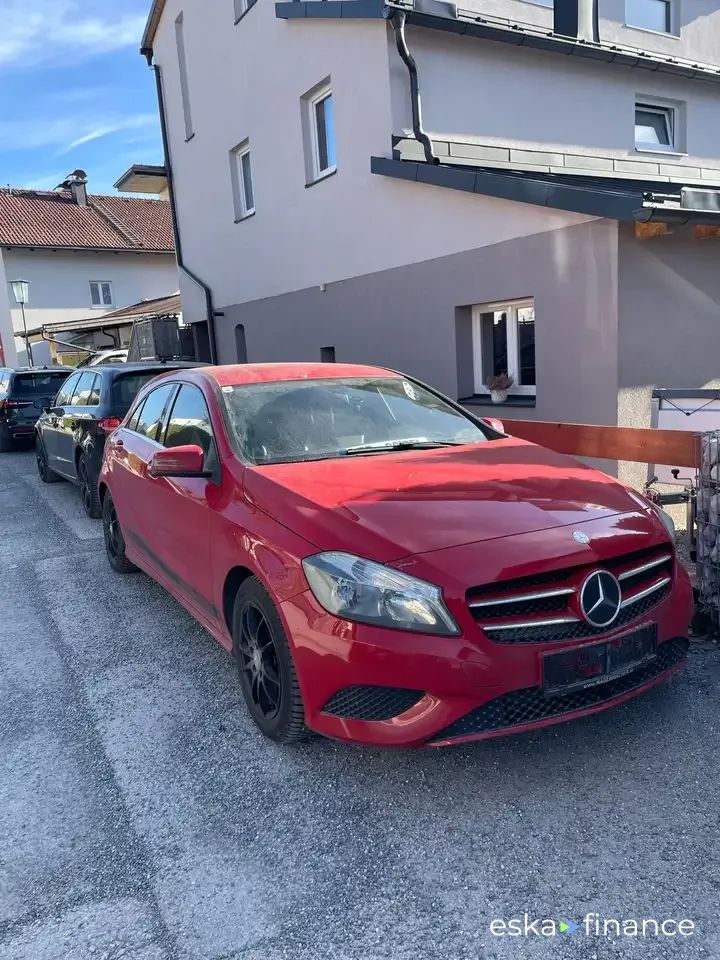 Lízing Sedan MERCEDES A 180 2014