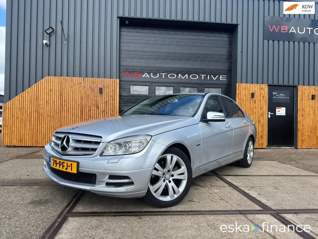 Lízing Sedan MERCEDES C 180 2011
