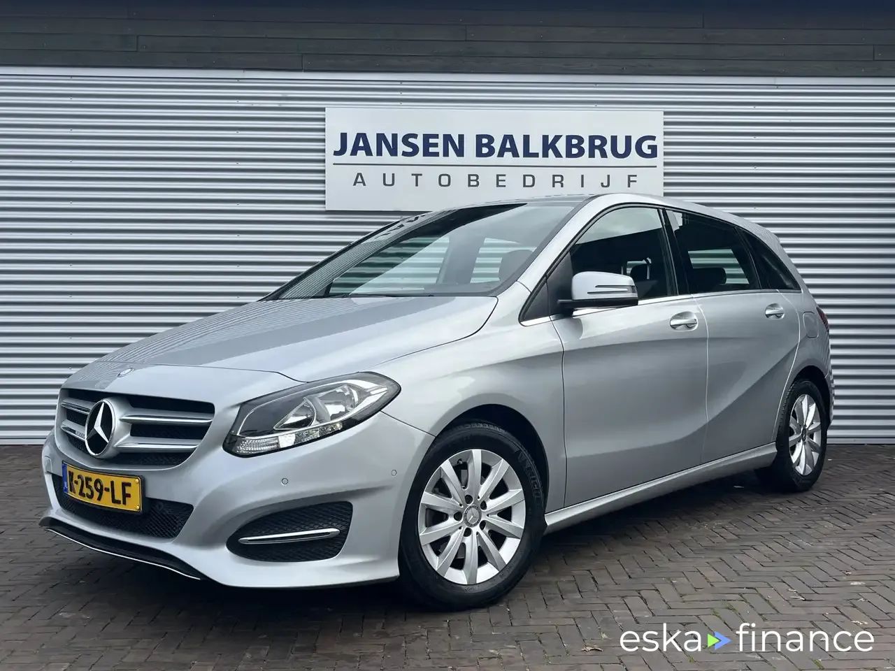 Financování Hatchback MERCEDES B 180 2015