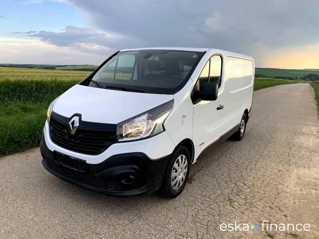 Zamknięte pudełko Renault Trafic 2014