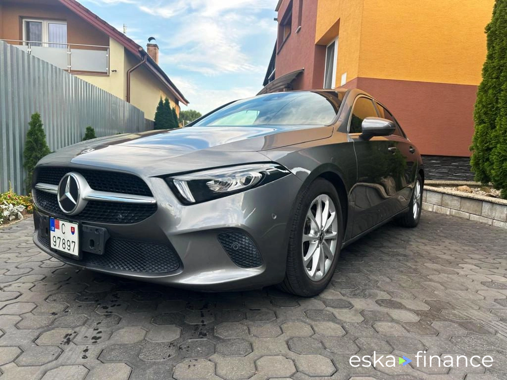 Sedan MERCEDES A TRIEDA 2019