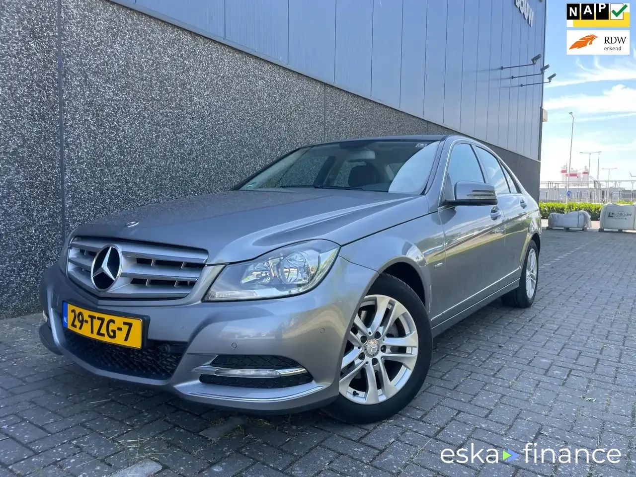 Lízing Sedan MERCEDES C 180 2012