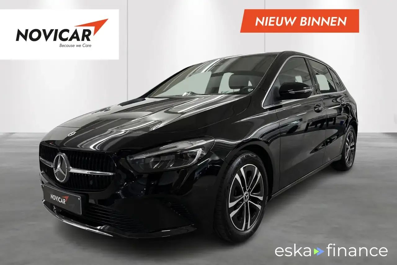 Lízing Hatchback MERCEDES B 180 2023