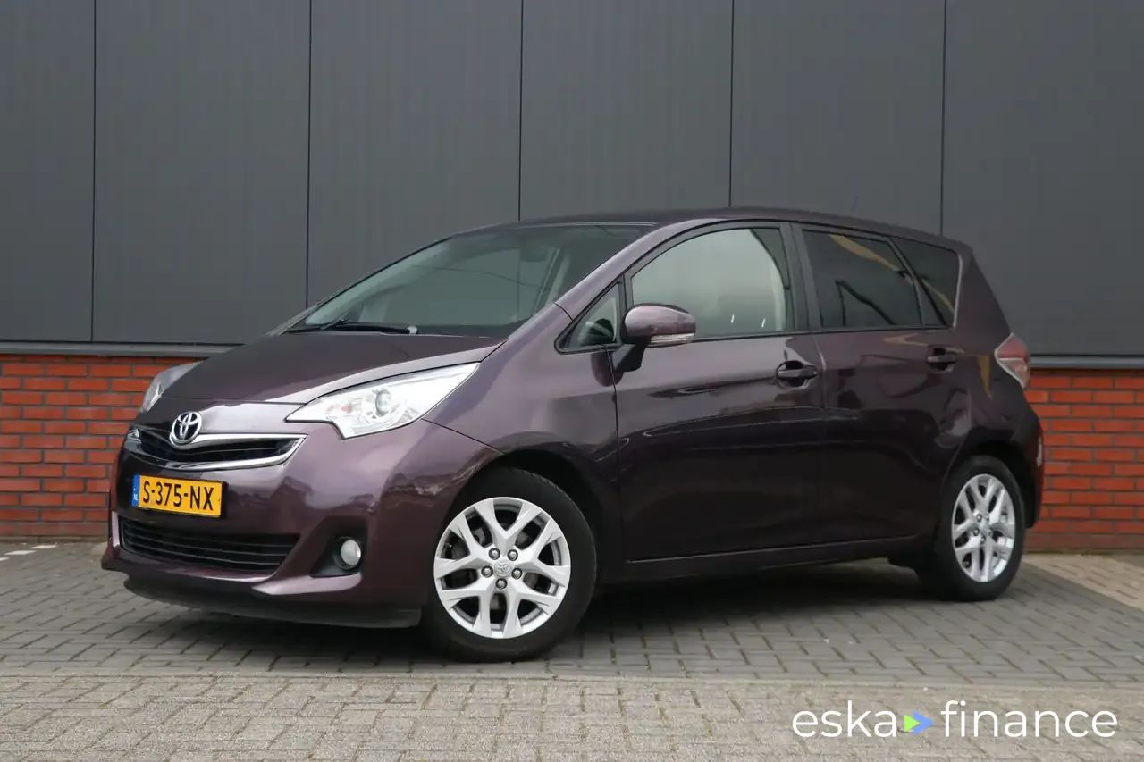 Leasing Hatchback Toyota Verso-S 2015