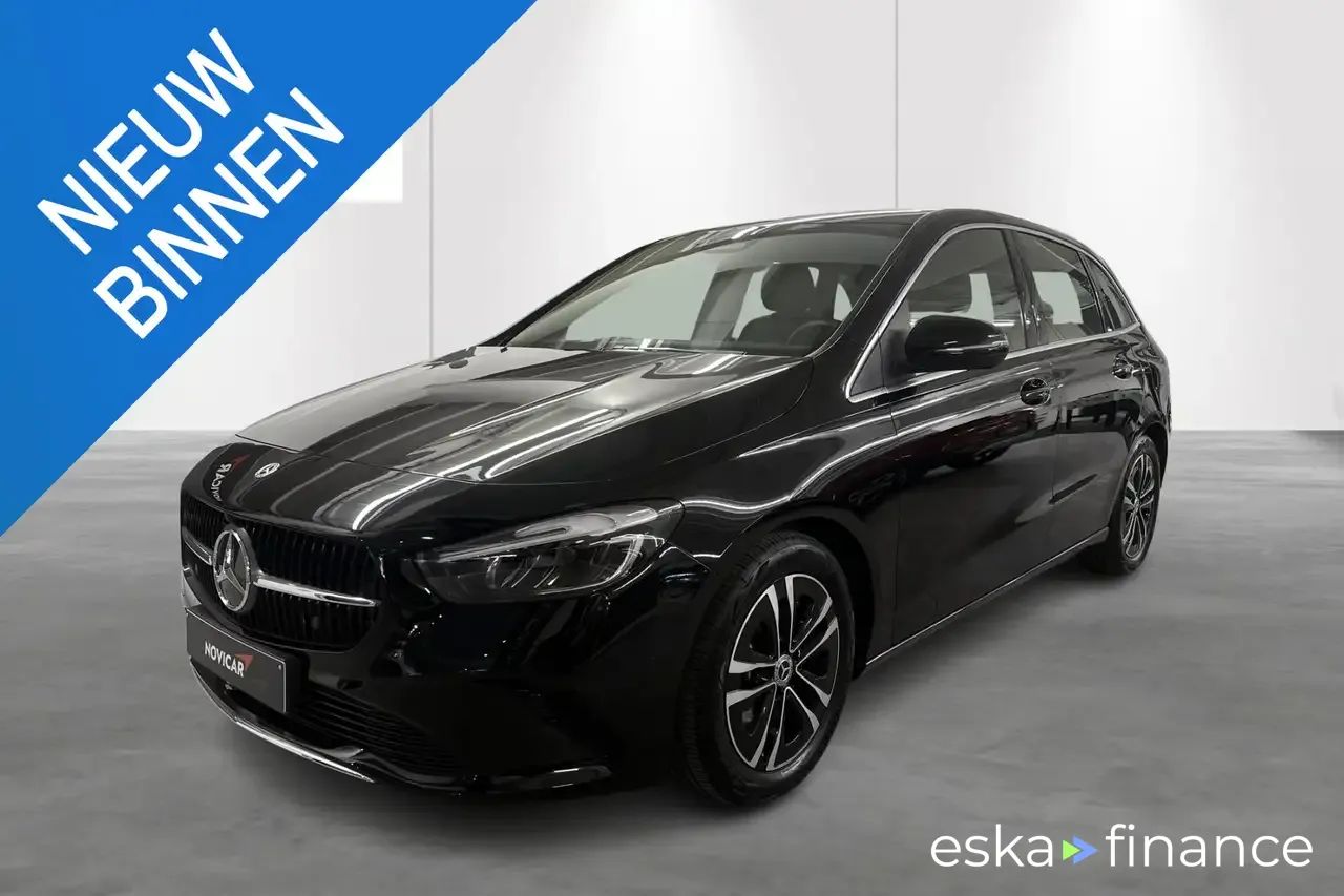 Lízing Hatchback MERCEDES B 180 2023