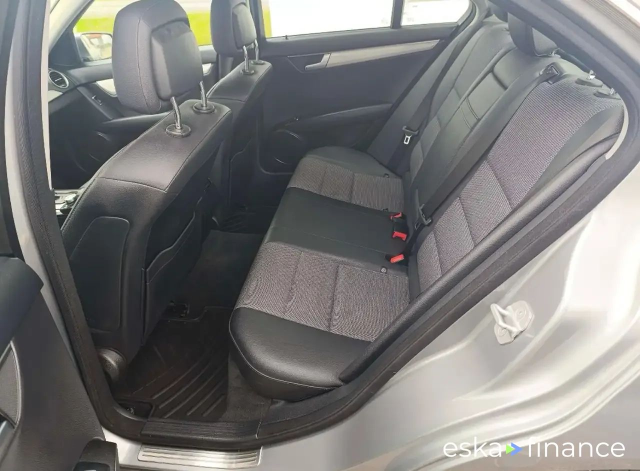 Lízing Sedan MERCEDES C 220 2011