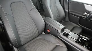 Financování Hatchback MERCEDES B 180 2020