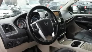Lízing Hatchback Lancia Voyager 2012