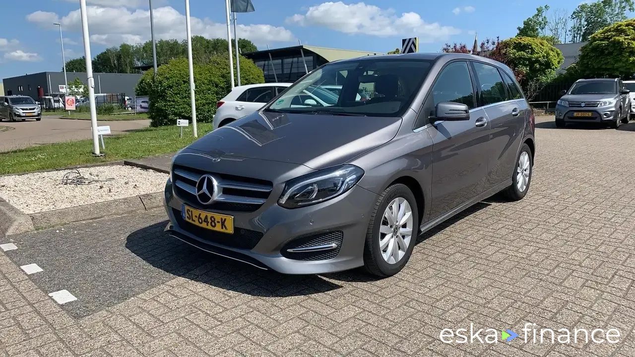 Lízing Hatchback MERCEDES B 180 2018