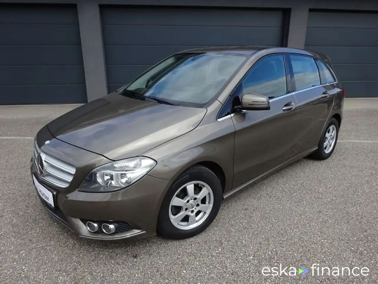 Sedan MERCEDES B 180 2013