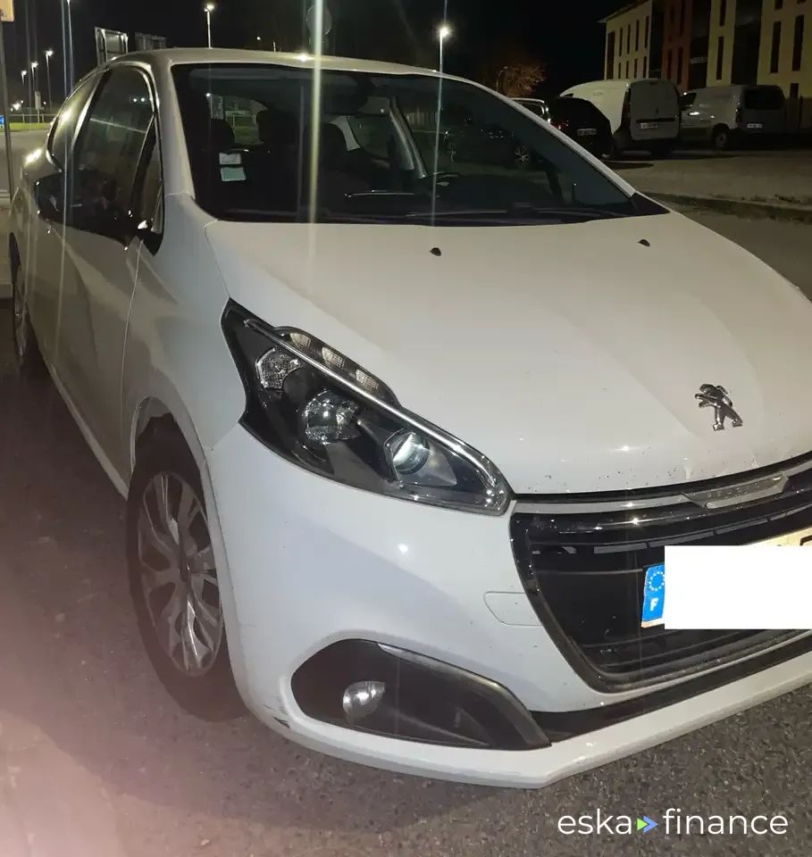 Lízing Sedan Peugeot 208 2016