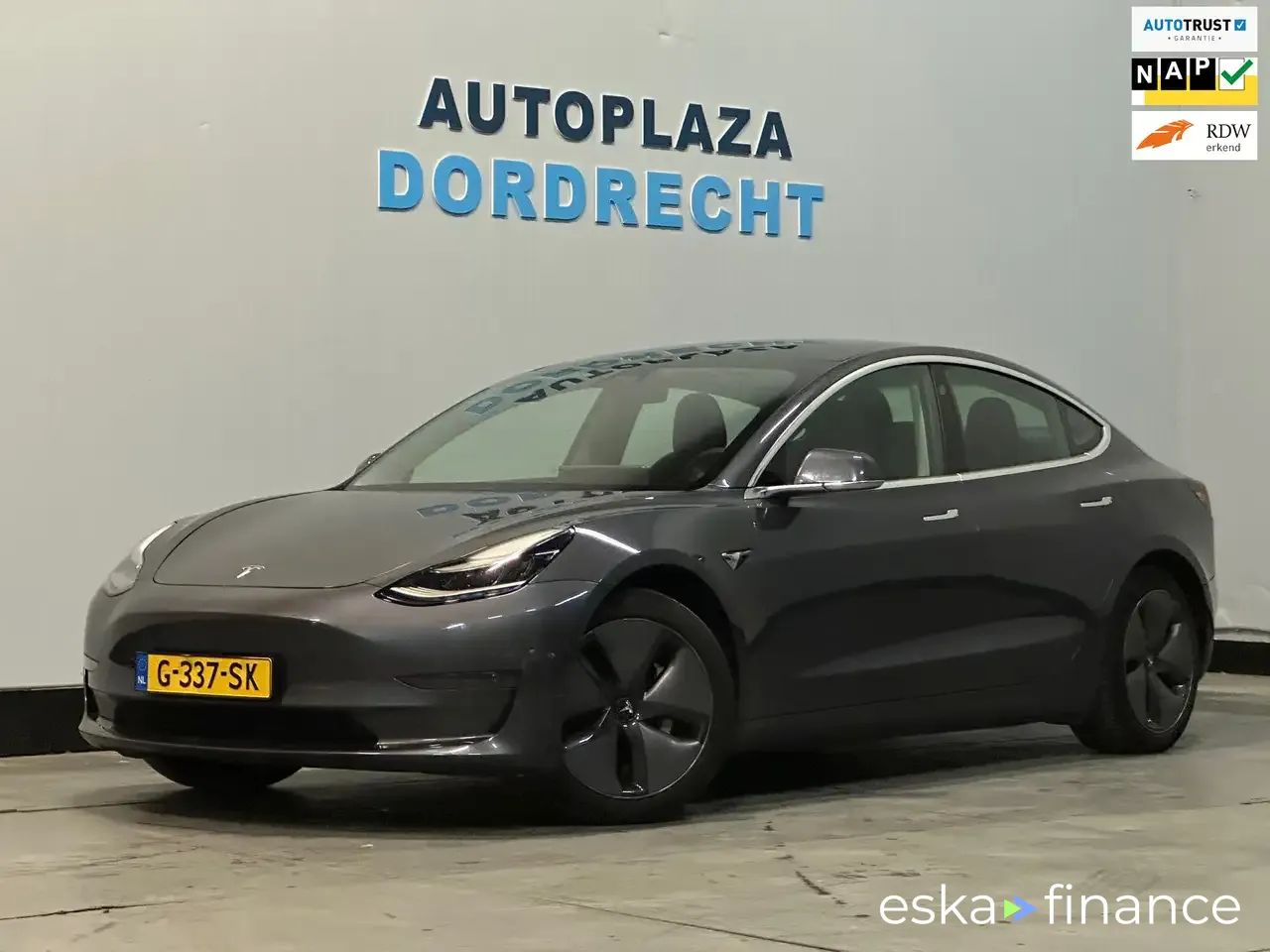 Financování Hatchback Tesla Model 3 2019