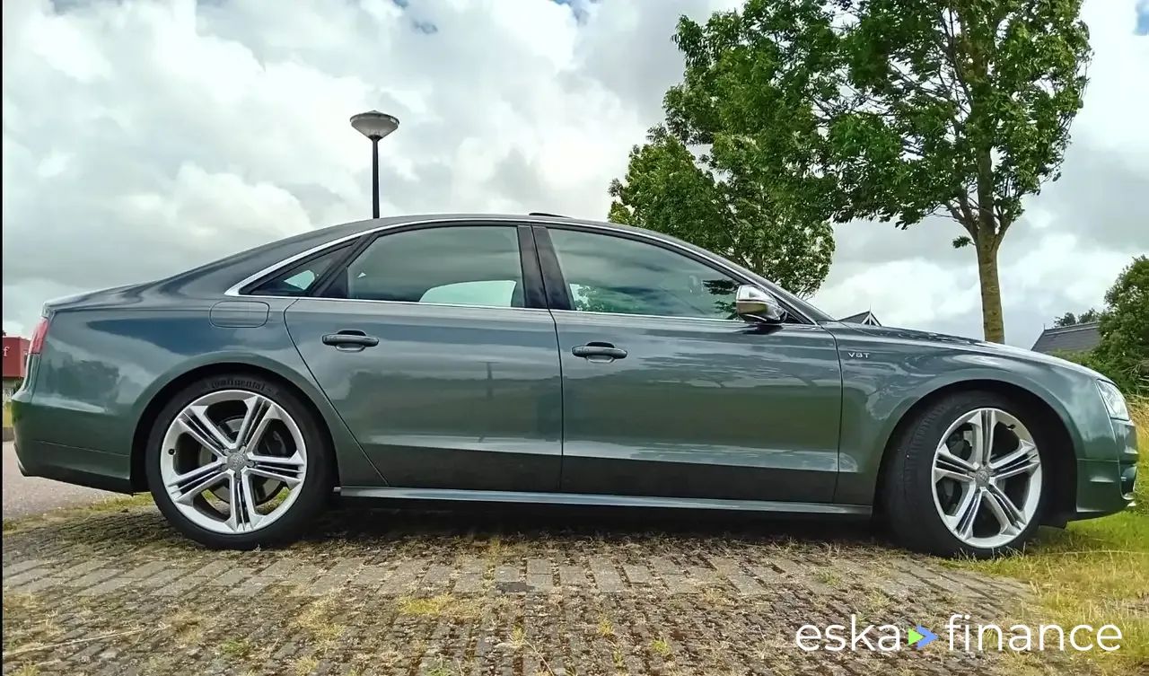 Lízing Sedan Audi S8 2013