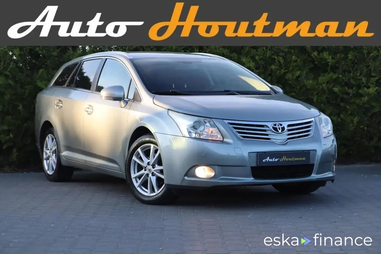Lízing Sedan Toyota Avensis 2011