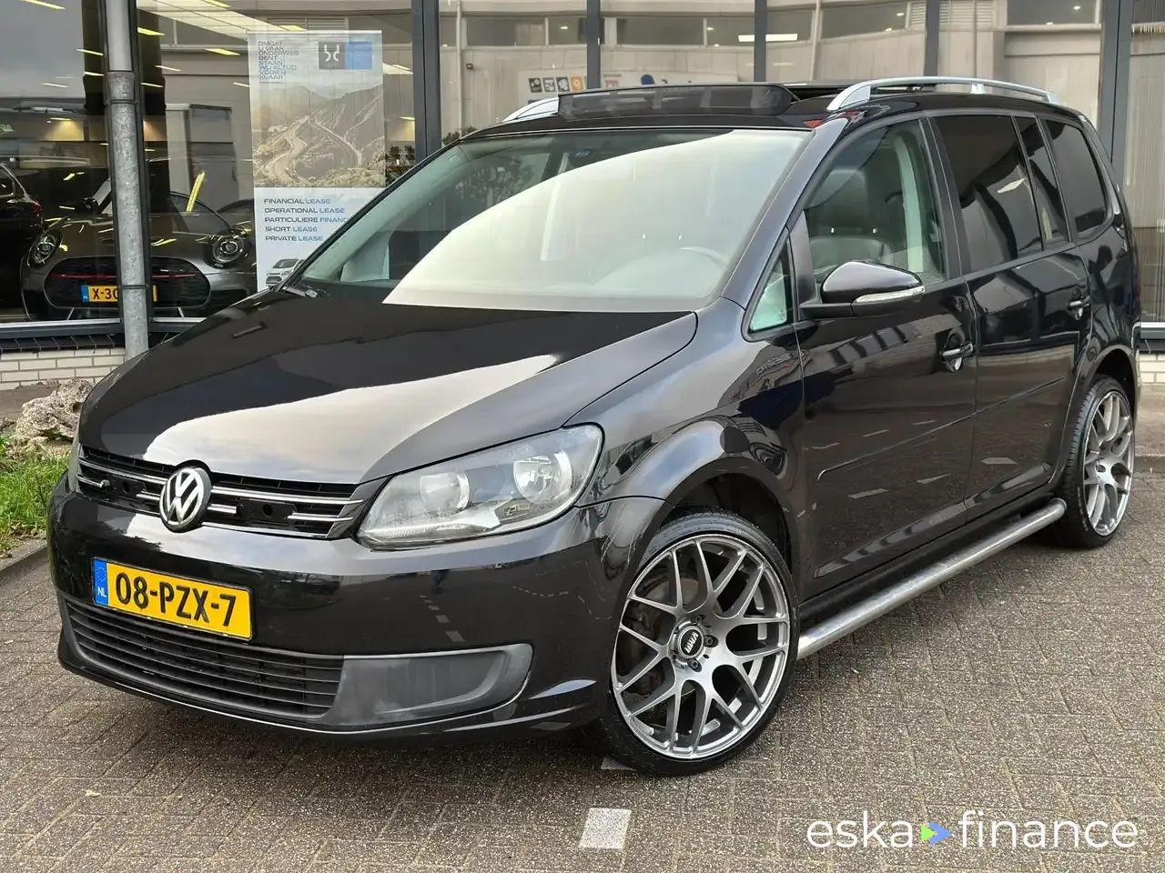 Financování Hatchback Volkswagen Touran 2011