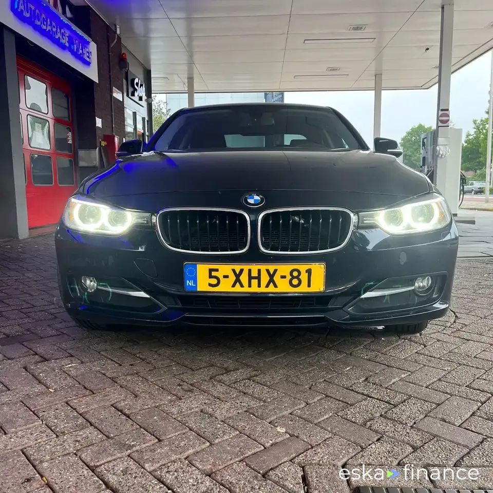 Lízing Sedan BMW 320 2014
