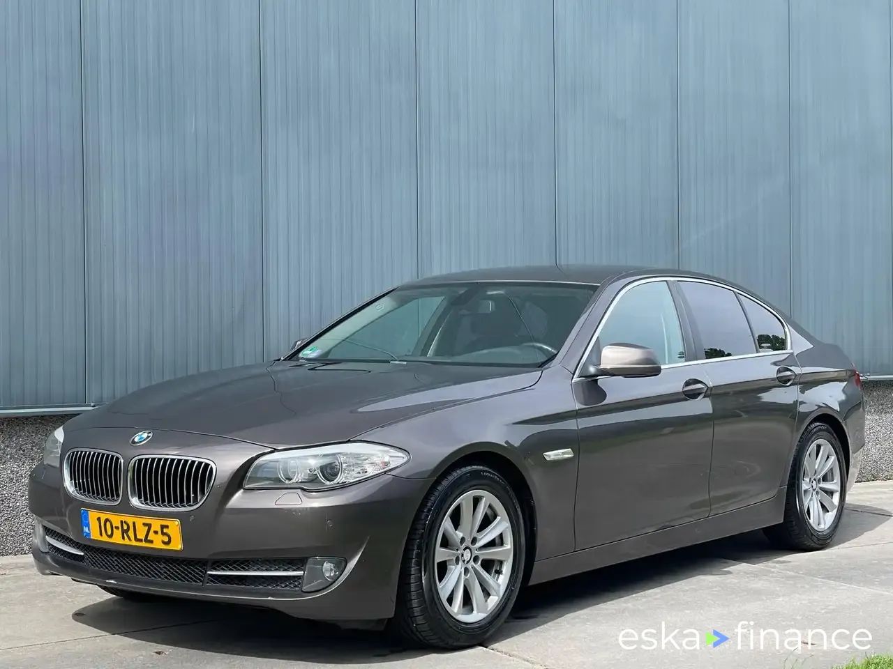 Lízing Sedan BMW 523 2011