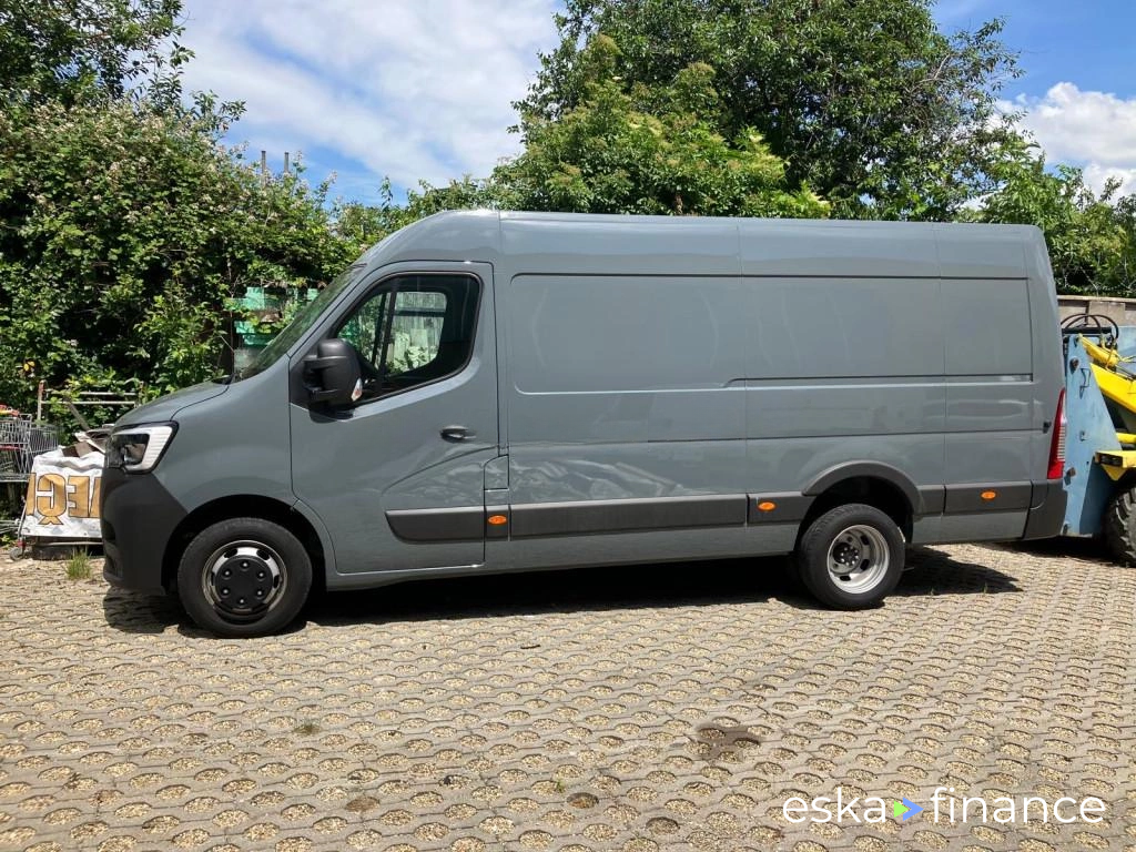 Zamknięta ciężarówka Renault Master 2022