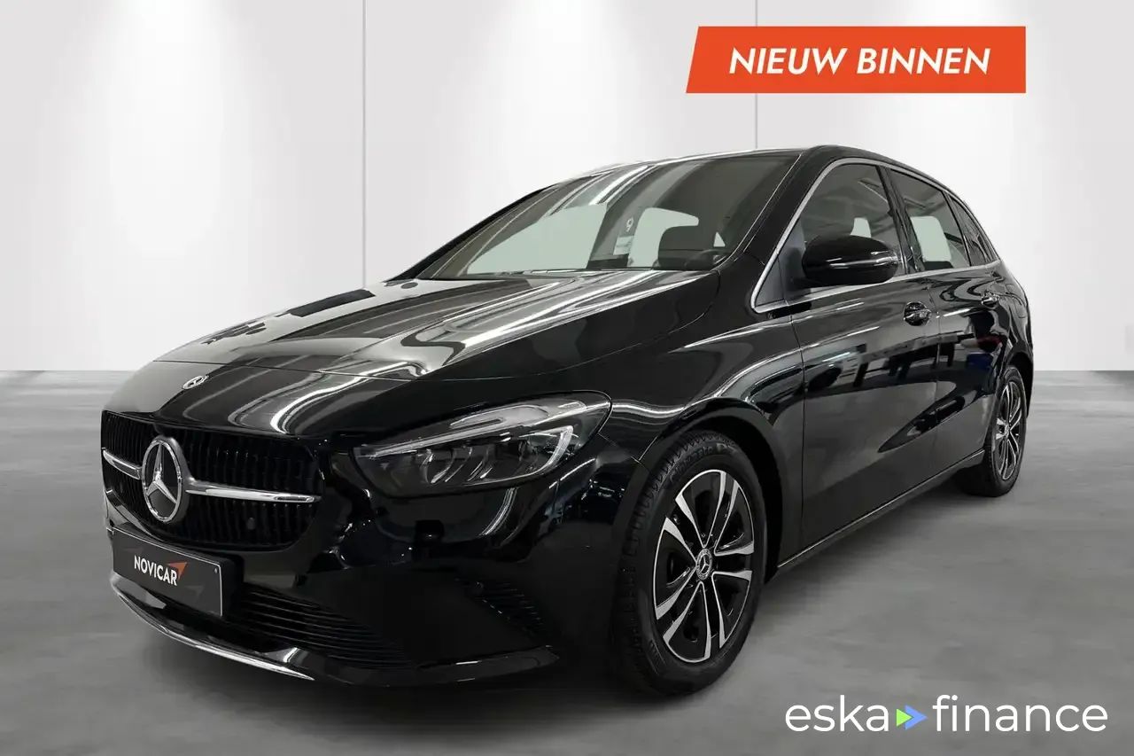 Lízing Hatchback MERCEDES B 180 2023