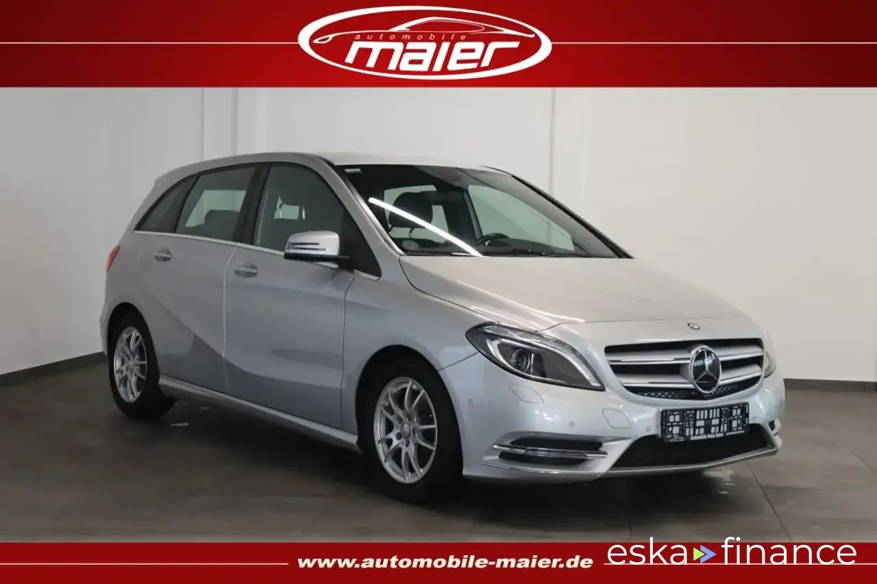 Financování Hatchback MERCEDES B 180 2015