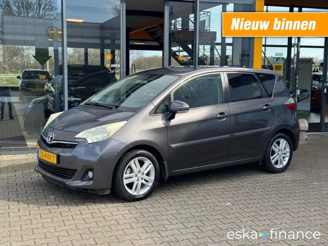 Lízing Hatchback Toyota Verso-S 2011