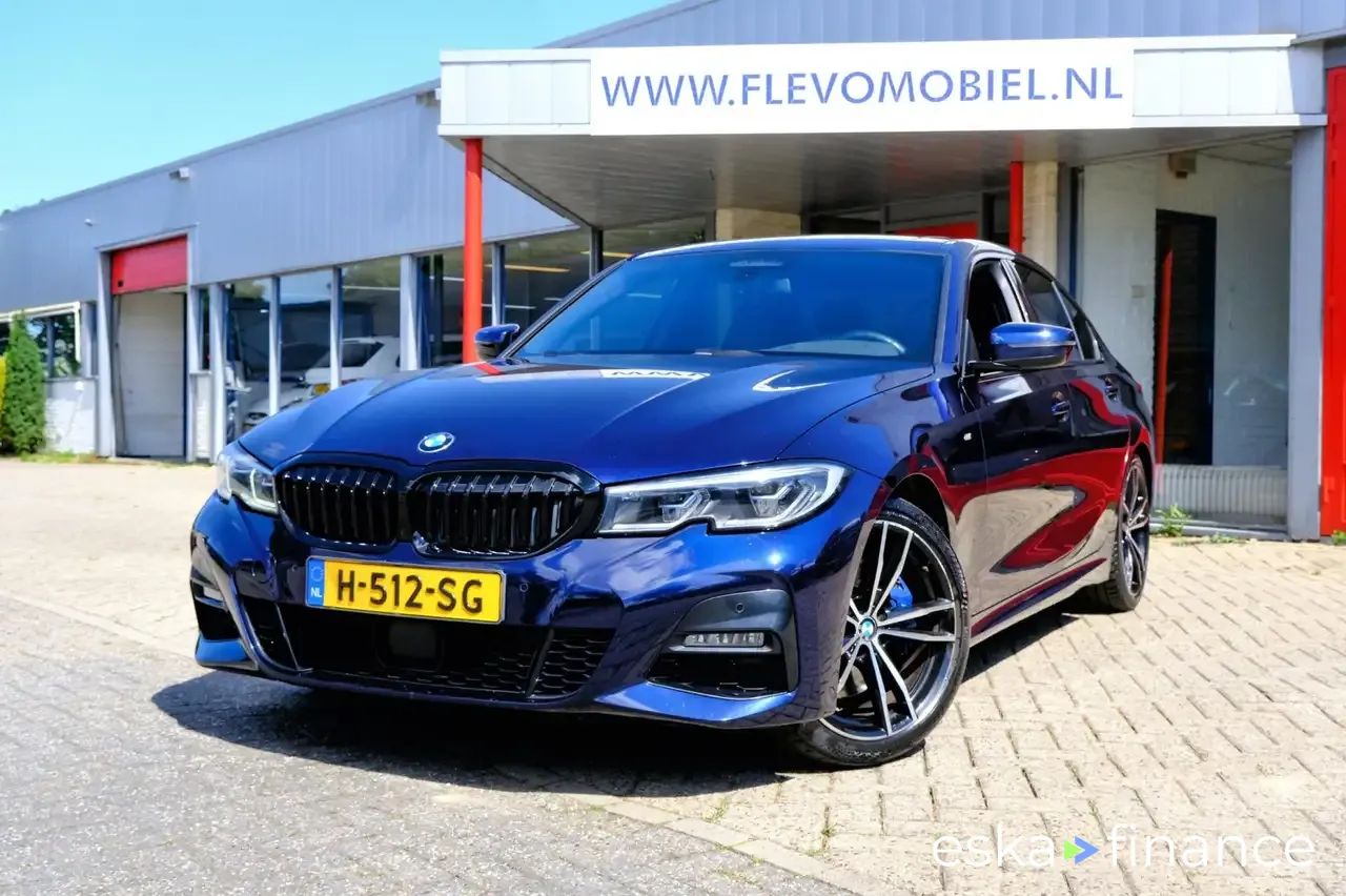 Lízing Sedan BMW 330 2019