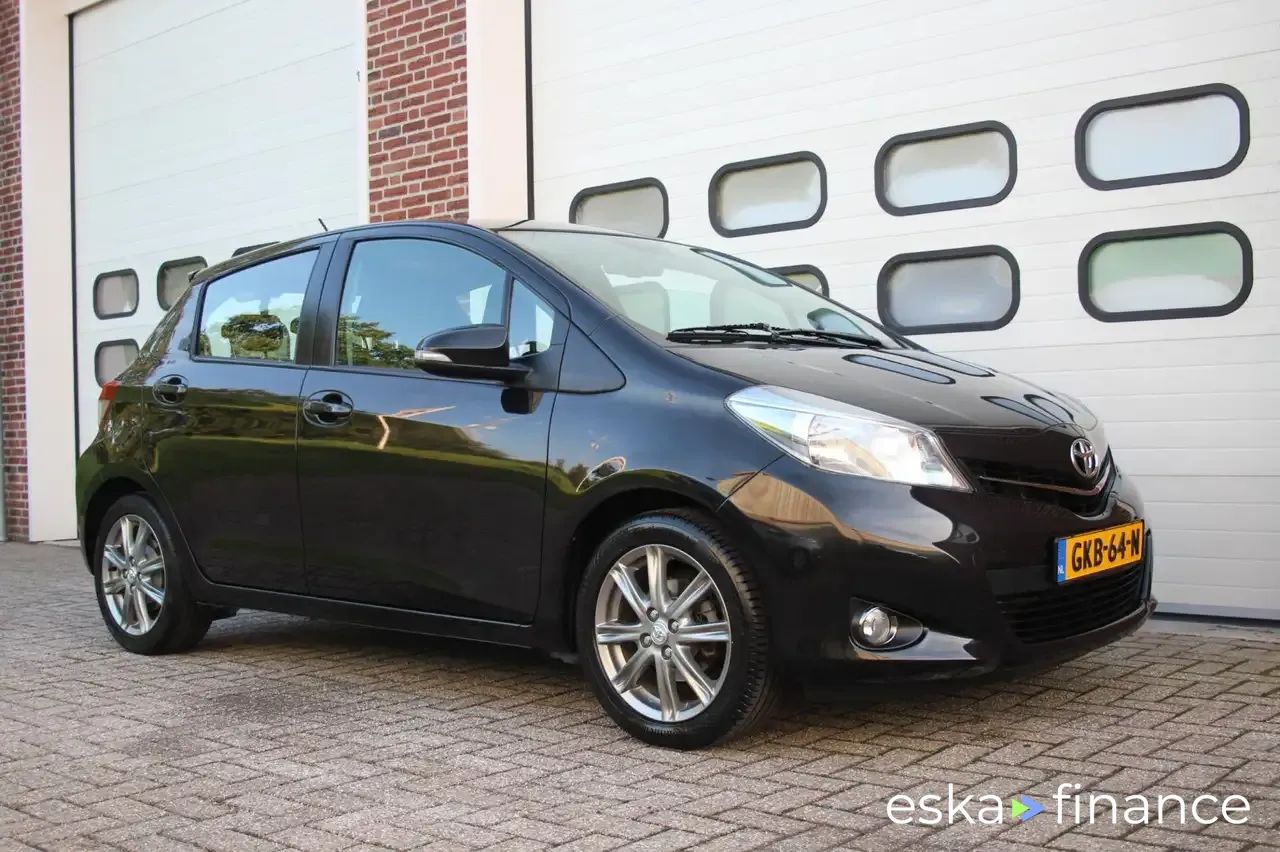 Leasing Hatchback Toyota Yaris 2013