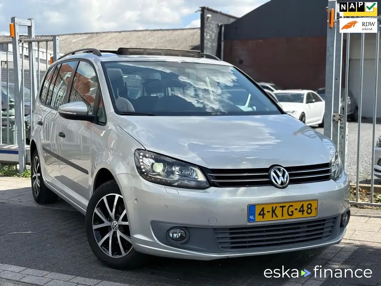 Lízing Hatchback Volkswagen Touran 2011