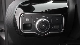 Lízing Sedan MERCEDES A 200 2021