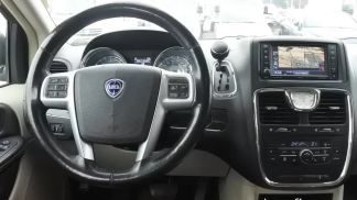 Lízing Hatchback Lancia Voyager 2012