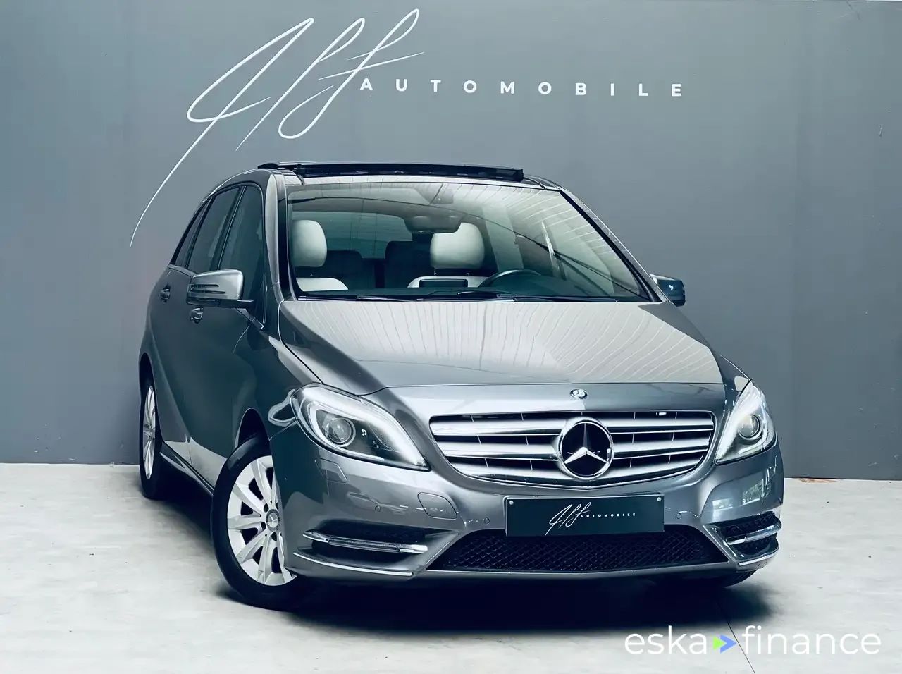 Lízing Hatchback MERCEDES B 180 2014