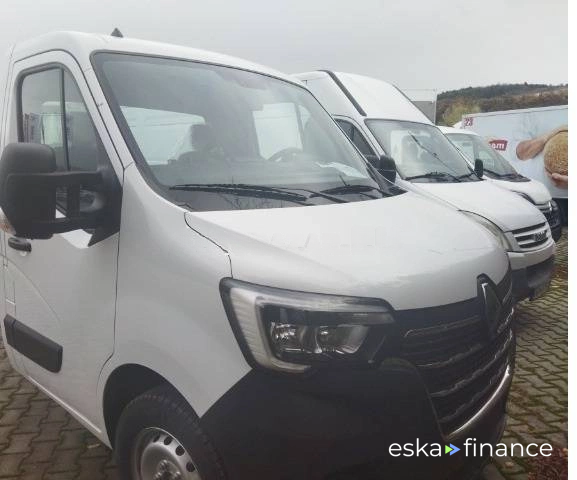 Otwarte z kredensami Renault Master 2024