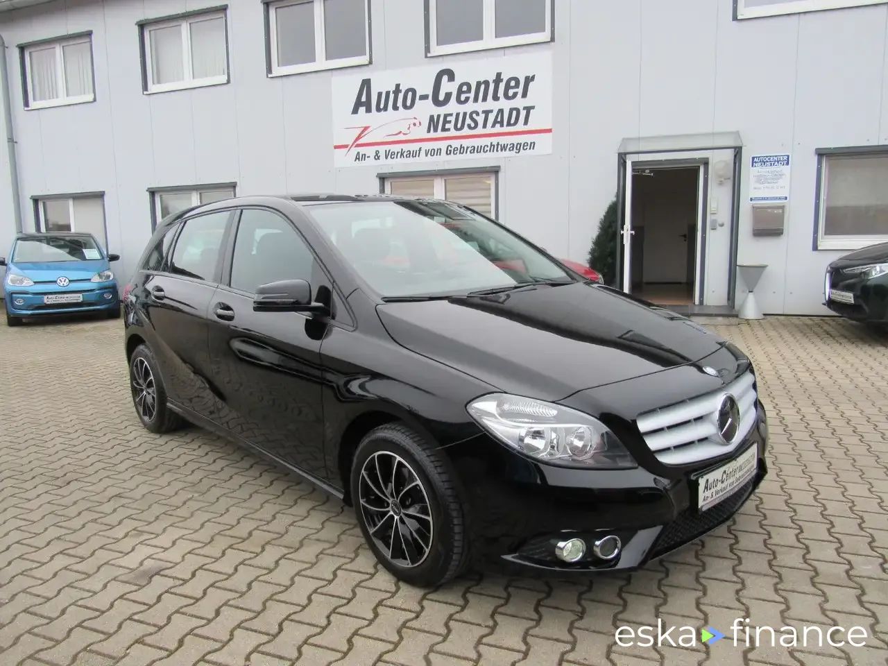 Lízing Sedan MERCEDES B 180 2013