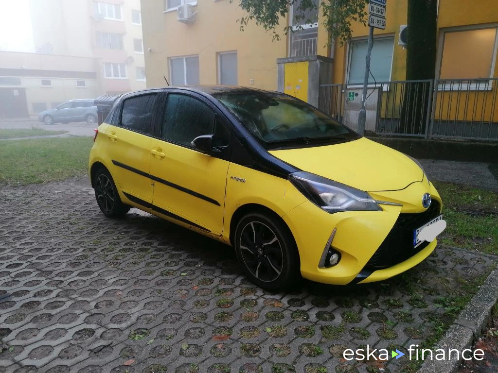 Lízing Hatchback Toyota Yaris 2017