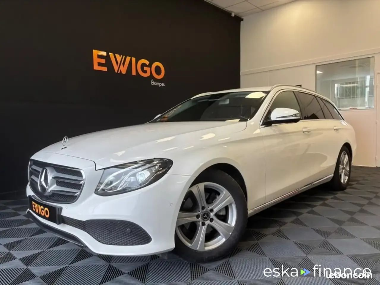 Lízing Kombi MERCEDES E 220 2018