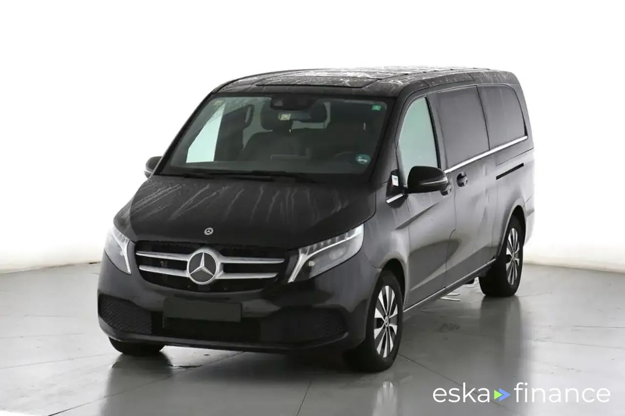 Financování Hatchback MERCEDES V 300 2023