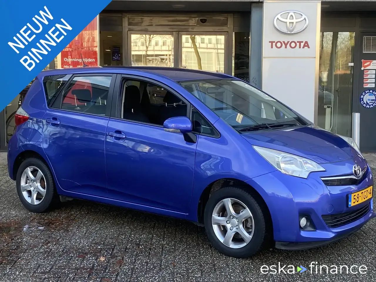 Leasing Hatchback Toyota Verso-S 2012