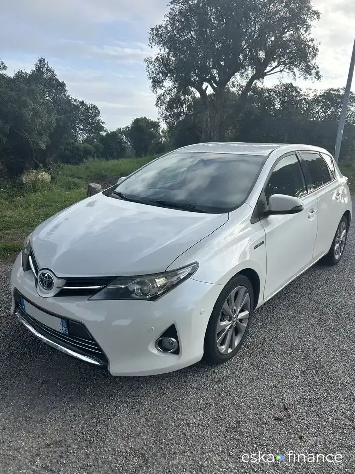 Lízing Sedan Toyota Auris 2014