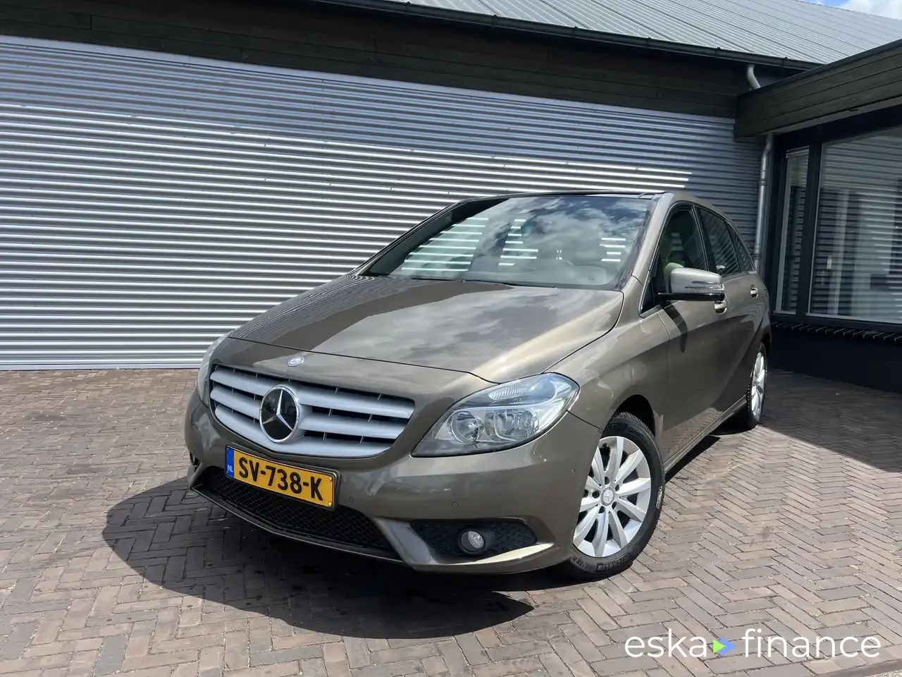 Lízing Hatchback MERCEDES B 180 2012