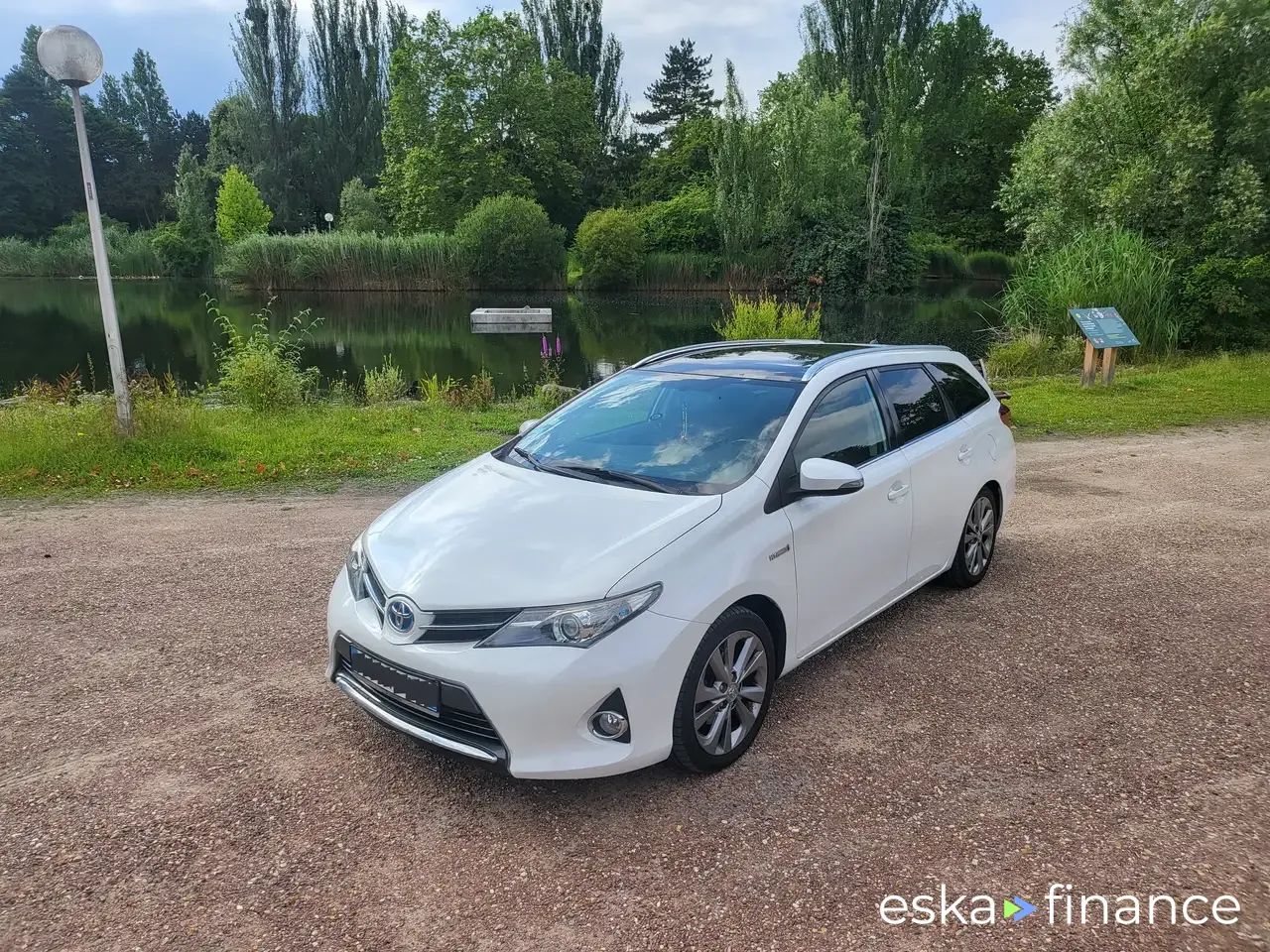 Lízing Kombi Toyota Auris 2013