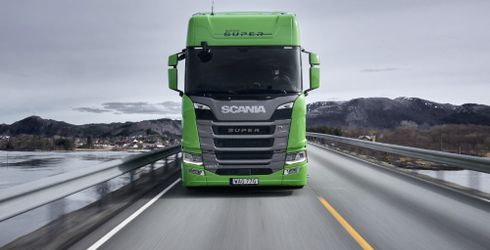 Úsporná Scania Super 560 R V dobe prechodu na alternatívne palivá sú pre komerčnú dopravu dieselové nákladné vozidlá stále kľúčové. Výrobcovia robia maximum, aby znížili ich dopady na životné prostredie a zároveň pomohli dopravcom šetriť náklady.  Príklad