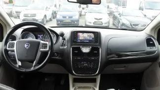 Lízing Hatchback Lancia Voyager 2012