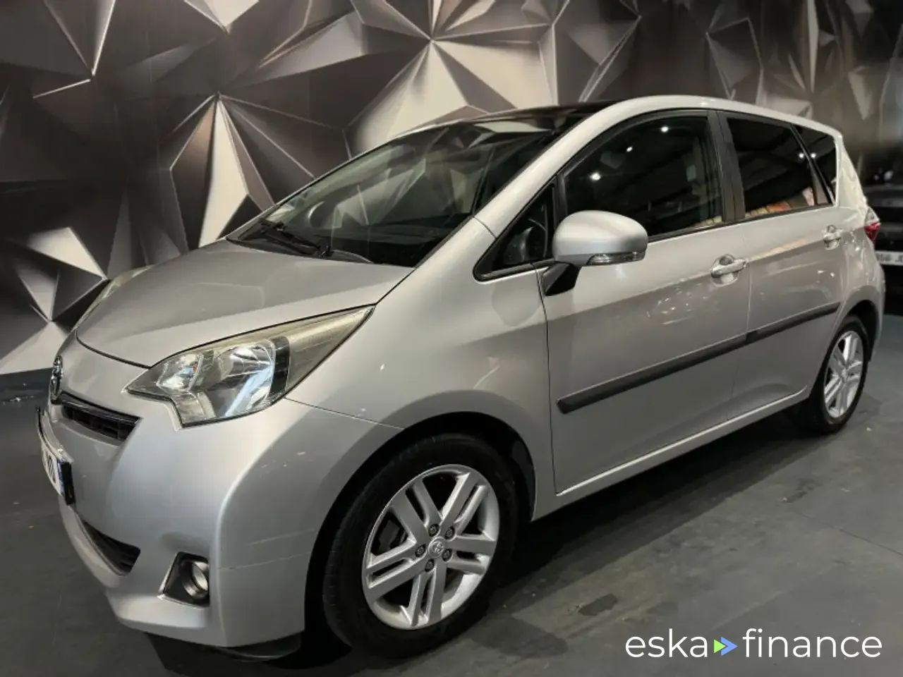 Leasing Passenger transport Toyota Verso-S 2011